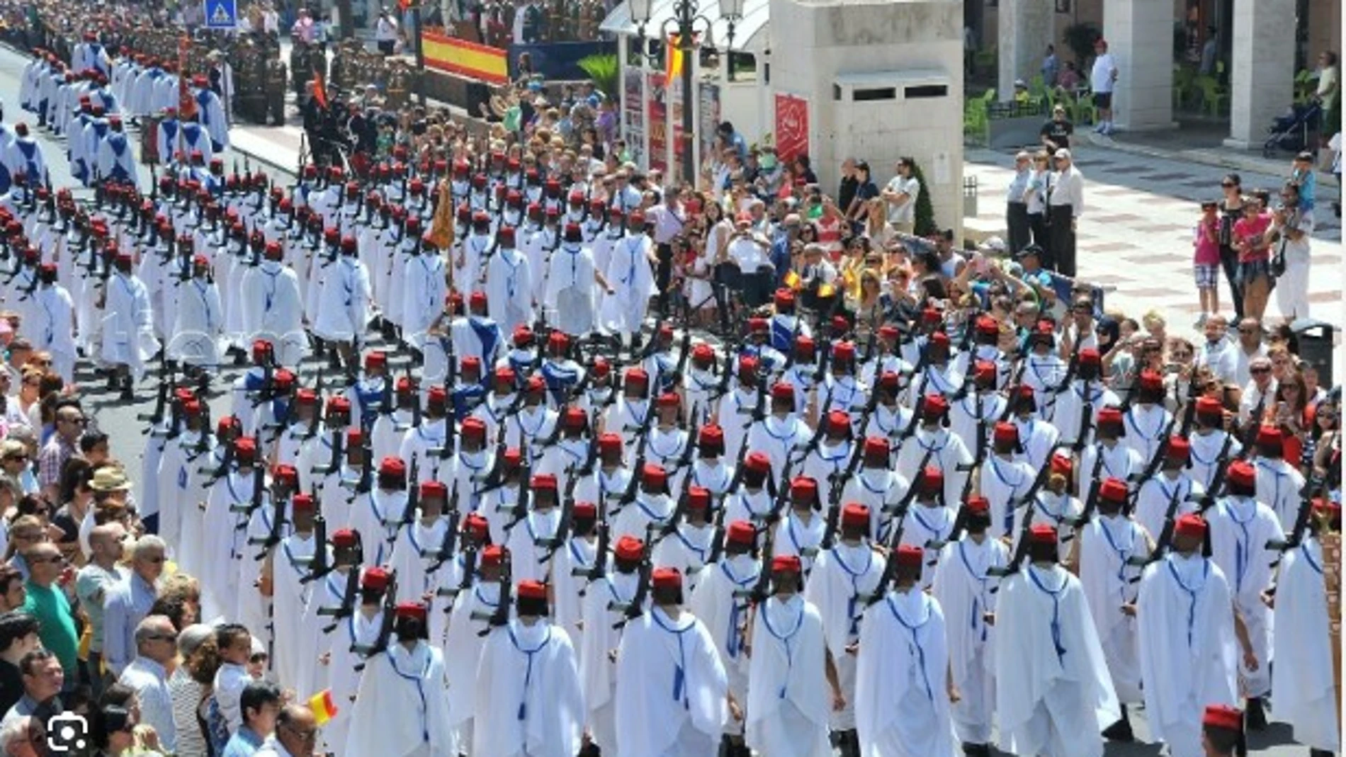 Soldados de Regulares durante un desfile