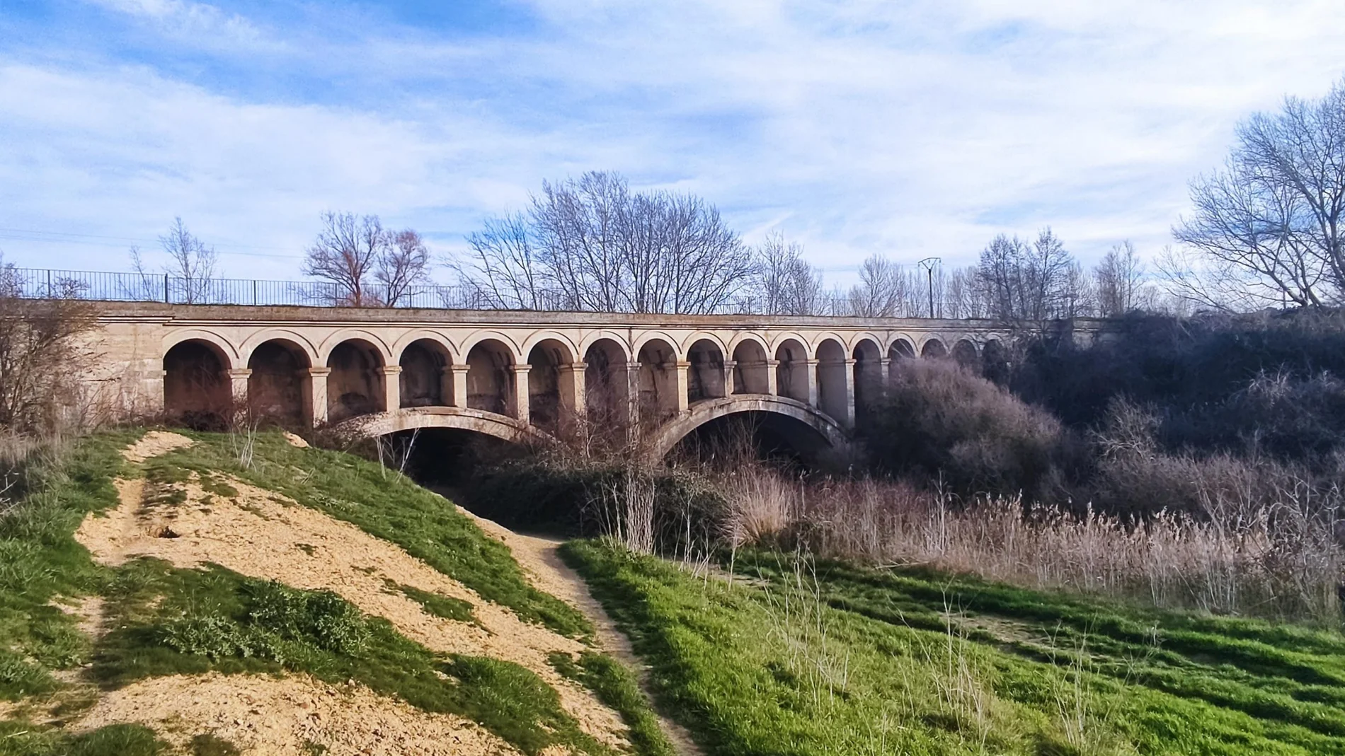 Imagen del Acueducto de los Cinco Ojos, en Palencia