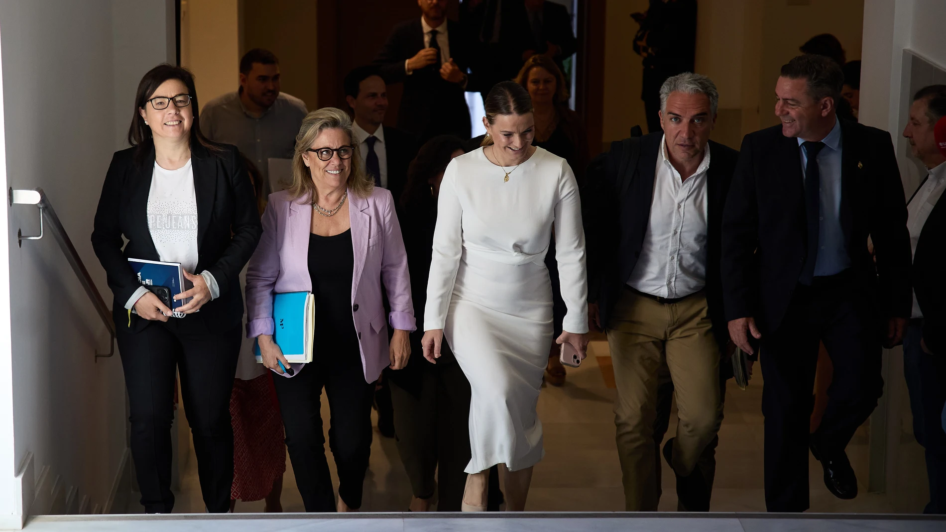 La presidenta de las Illes Balears, Marga Prohens (3i), a su llegada para comparecer ante la Comisión de Investigación sobre el ‘caso Koldo’, en el Congreso de los Diputados, a 27 de mayo de 2024, en Madrid (España). La Comisión de Investigación analiza los hechos, responsabilidades y enseñanzas en torno a los procesos de contratación para la adquisición de material sanitario por parte de las Administraciones públicas durante la crisis pandémica ocasionada por la Covid-19. 27 MAYO 2024 Jesú...