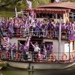 En barco, bus y en la Plaza Mayor: la fiesta del ascenso del lunes del Real Valladolid