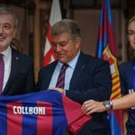 La reacción viral de Alexia Putellas cuando Jaume Collboni le quita una camiseta del Barça de las manos