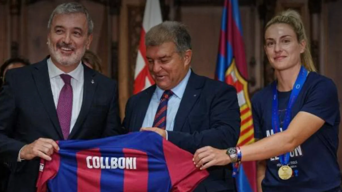 La reacción de Alexia Putellas cuando el socialista Collboni le quita una camiseta del Barça de las manos