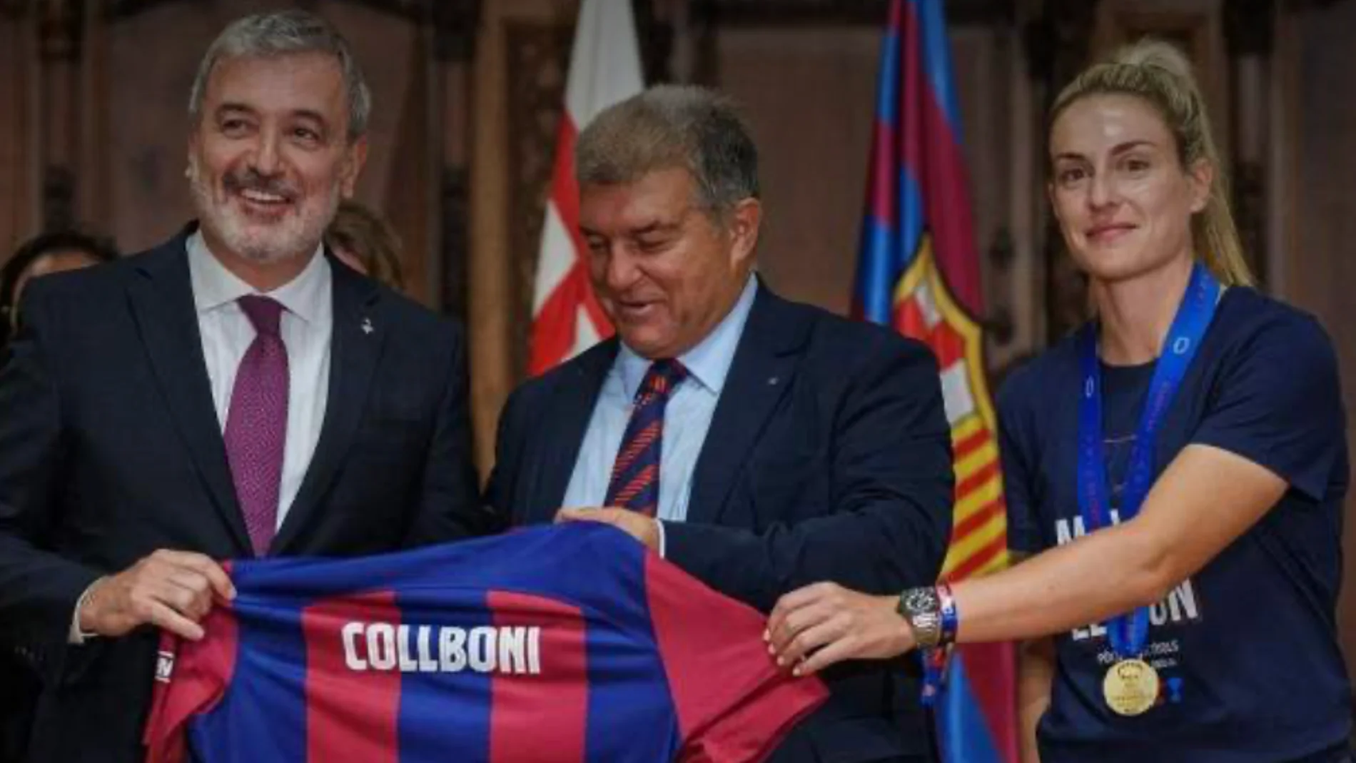 La reacción viral de Alexia Putellas cuando Jaume Collboni le quita una camiseta del Barça de las manos
