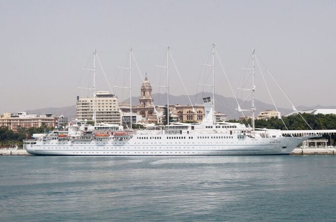 Cada año son más los pasajeros de buques de crucero de lujo llegados a Málaga 