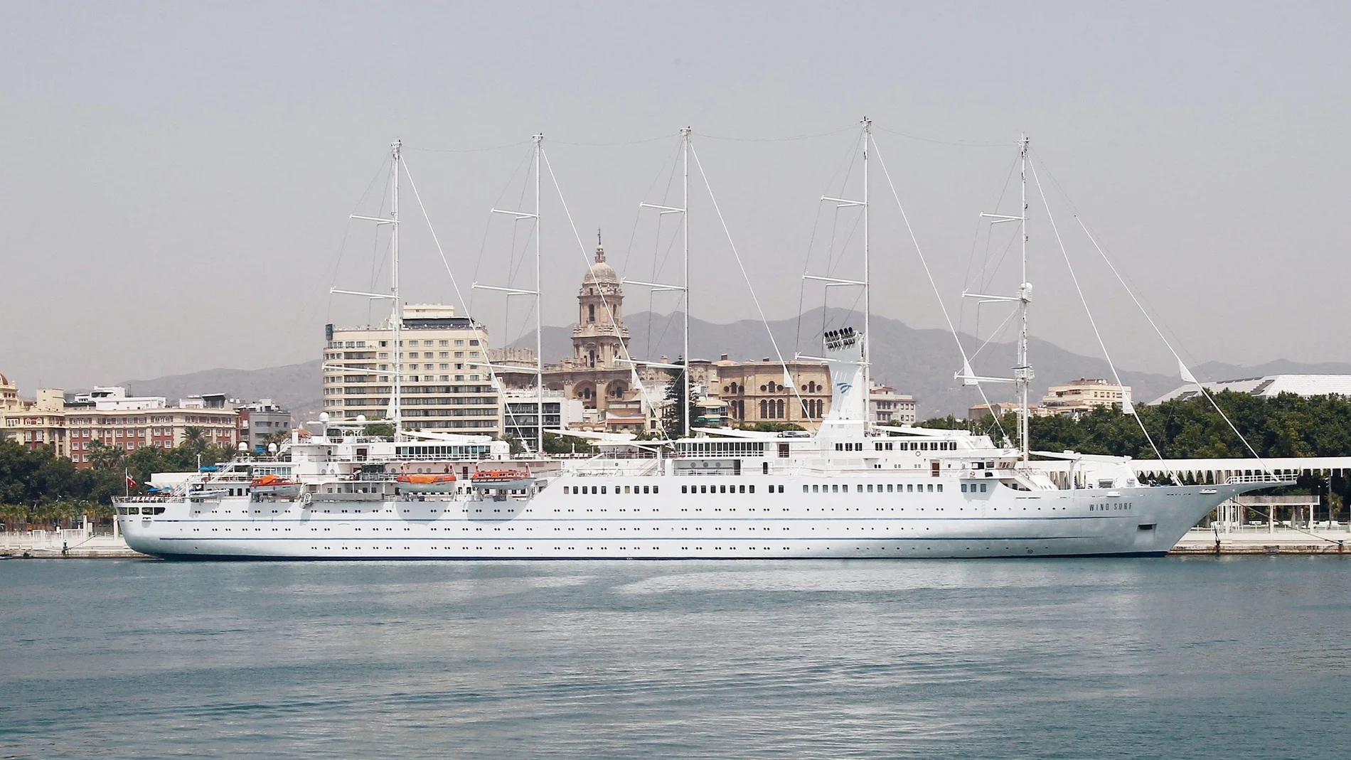 Cada año son más los pasajeros de buques de crucero de lujo llegados a Málaga 