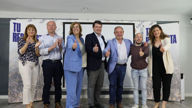 El presidente del Partido Popular de Castilla y León, Alfonso Fernández Mañueco(C), acompañado de la presidenta del PP palentino, Ángeles Armisén(3I); y del alcalde de Grijota Jesús Tapia(3D), entre otros,clausura un acto sectorial en 'Defensa de nuestro patrimonio: Canal de Castilla