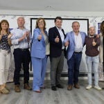 El presidente del Partido Popular de Castilla y León, Alfonso Fernández Mañueco(C), acompañado de la presidenta del PP palentino, Ángeles Armisén(3I); y del alcalde de Grijota Jesús Tapia(3D), entre otros,clausura un acto sectorial en 'Defensa de nuestro patrimonio: Canal de Castilla