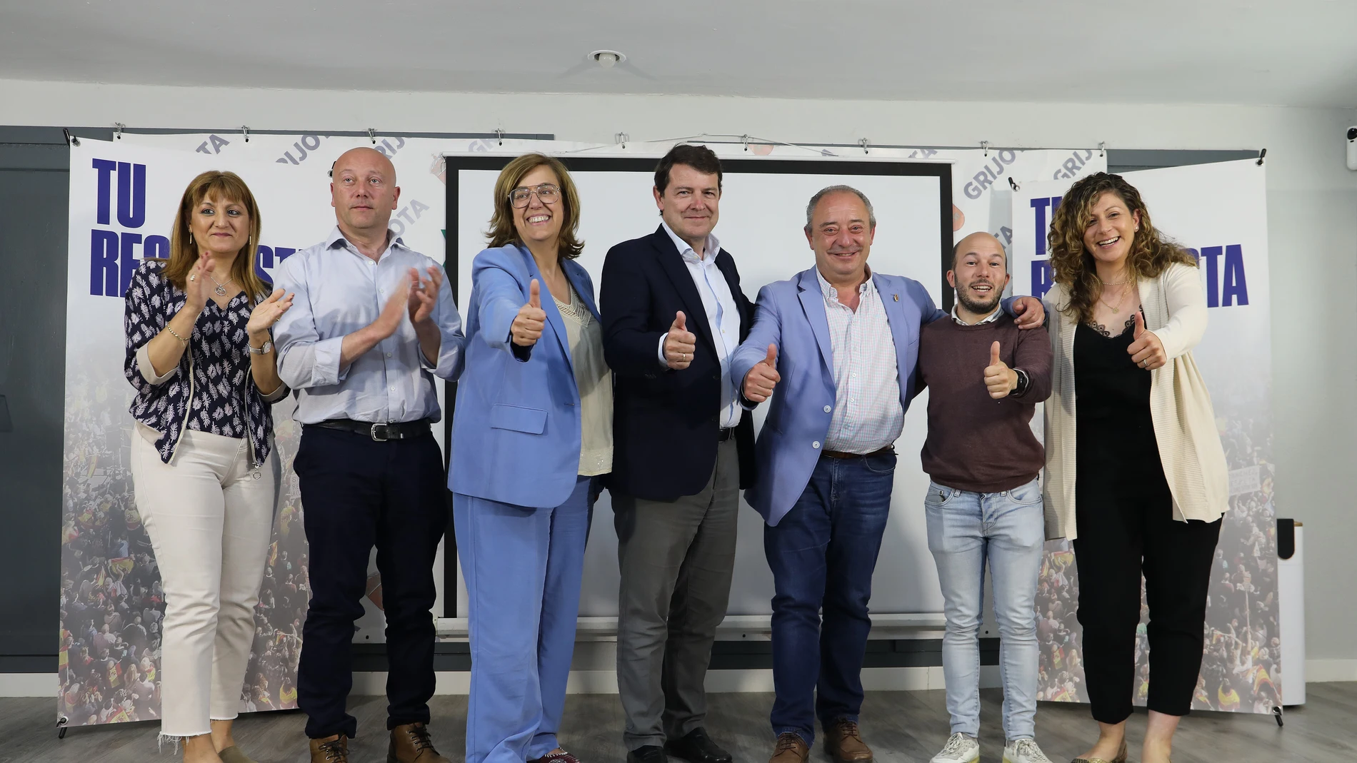 El presidente del Partido Popular de Castilla y León, Alfonso Fernández Mañueco(C), acompañado de la presidenta del PP palentino, Ángeles Armisén(3I); y del alcalde de Grijota Jesús Tapia(3D), entre otros,clausura un acto sectorial en 'Defensa de nuestro patrimonio: Canal de Castilla