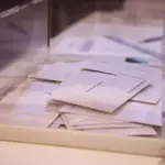 Papeletas dentro de una urna