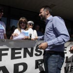 Tudanca conversa con dos manifestantes de la Plataforma en Defensa de la Sanidad pública del Bierzo