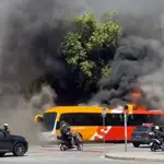 Un autobús se incendia en el centro de Barcelona y obliga a los vecinos a confinarse