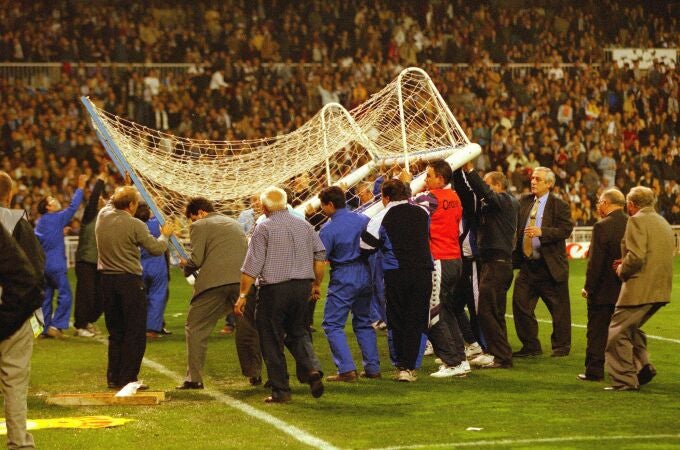 Champions League semi-finals 04/01/1998 Real Madrid - BVB Borussia Dortmund 2:0 goalfall Before the game, a goal collapsed and the stewards needed a long time to get a replacement goal.
