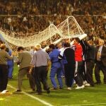 Champions League semi-finals 04/01/1998 Real Madrid - BVB Borussia Dortmund 2:0 goalfall Before the game, a goal collapsed and the stewards needed a long time to get a replacement goal.