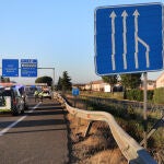Lugar del accidente de tráfico donde ha fallecido un varón de 20 años y otras dos personas han resultado heridas por el choque de dos turismos en el kilómetro 2 de la A-67 en Villamuriel de Cerrato (Palencia)