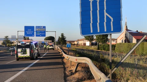 Lugar del accidente de tráfico donde ha fallecido un varón de 20 años y otras dos personas han resultado heridas por el choque de dos turismos en el kilómetro 2 de la A-67 en Villamuriel de Cerrato (Palencia)
