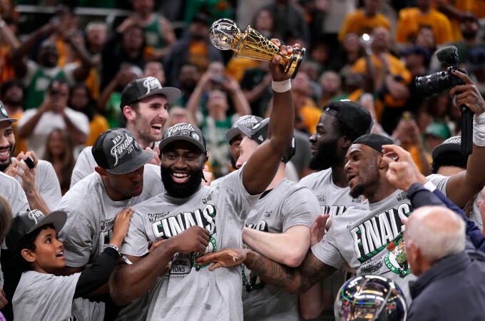 Jaylen Brown, MVP de la final del Este, celebra con sus compañeros el título de campeones de Conferencia