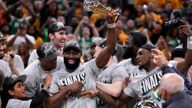 Jaylen Brown, MVP de la final del Este, celebra con sus compañeros el título de campeones de Conferencia