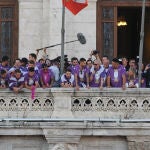 El Real Valladolid celebra el ascenso con la afición en el balcón del Ayuntamiento