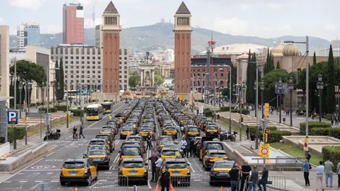 Concentración de taxis en la avenida María Cristina de Barcelona