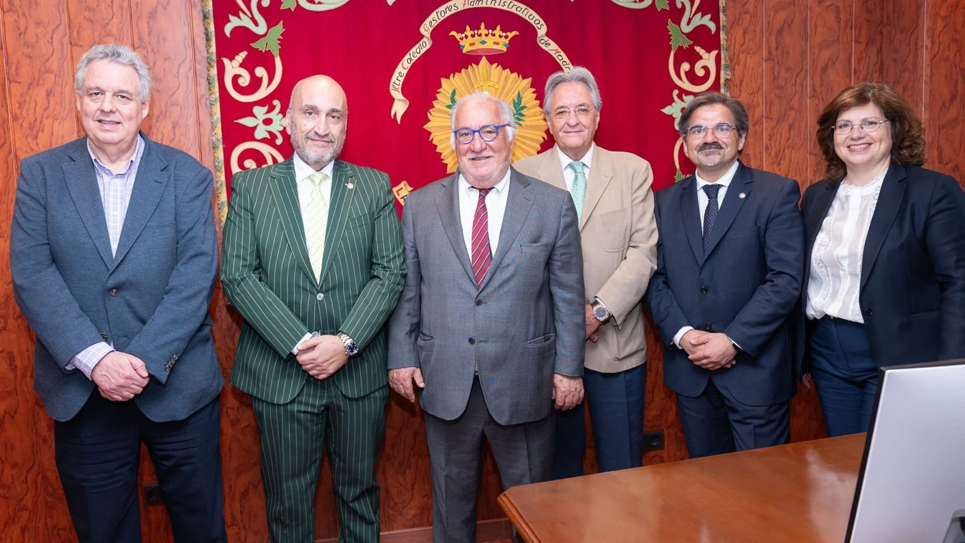 Fernando Santiago Ollero y Pere Navarro, junto a representantes de los gA y la DGT