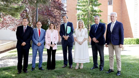 Rocío Lucas, Benito Serrano y Amalio de Marichalar, entre otros, en la entrega del Premio