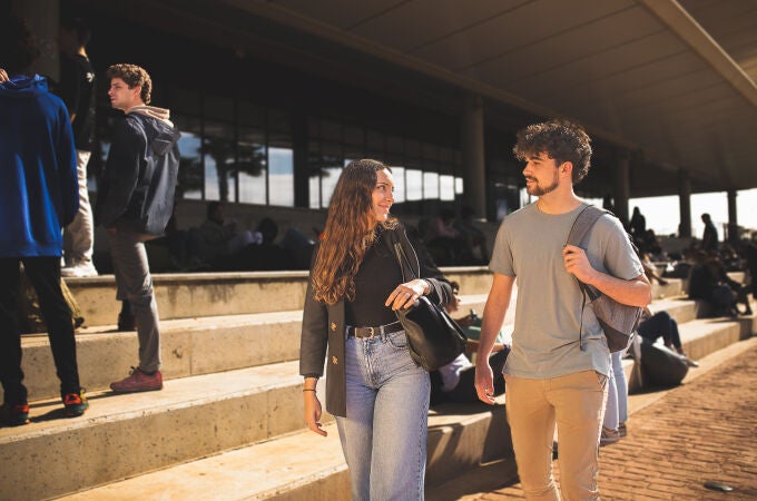 Dos jóvenes pasean por el Campus de Loyola