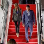 Bali (Indonesia), 14/11/2022.- Spain's Prime Minister Pedro Sanchez (R) and his wife Begona Gomez (L) arrive at Ngurah Rai International Airport ahead of the G20 Summit in Bali, Indonesia, 14 November 2022. The 17th Group of Twenty (G20) Heads of State and Government Summit will be held in Bali from 15 to 16 November 2022. (España) EFE/EPA/AJENG DINAR ULFIANA / POOL