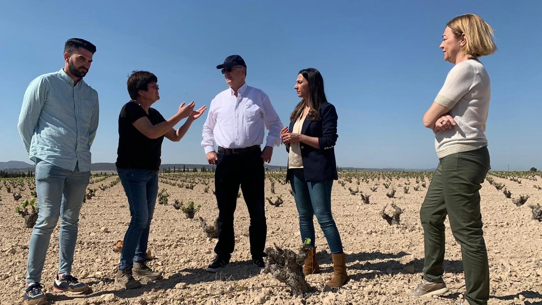 El candidato del PP y la consejera en un viñedo de Jumilla PP 29/05/2024