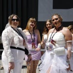 Los looks de las fans de Taylor Swift en la cola del Bernabéu.