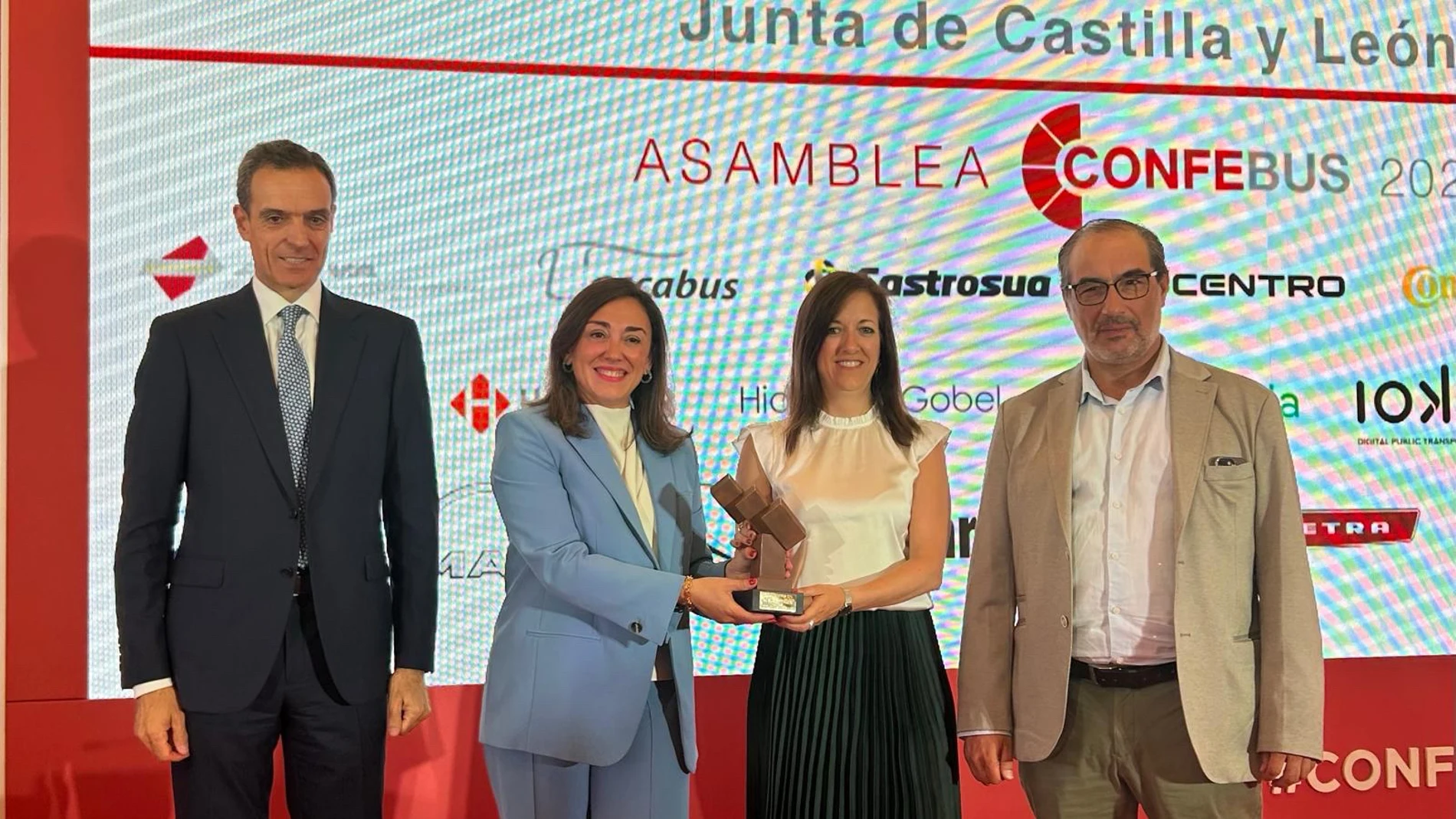González Corral recibiendo el galardón por parte de Confebus