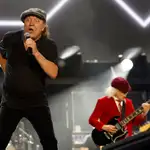 El guitarrista de AC/DC, Angus Young, y el cantante Brian Johnson (i) durante el concierto ofrecido este miércoles en el estadio de La Cartuja, en Sevilla