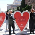 El director de Cáritas Barcelona, Eduard Sala, y el cardenal arzobispo y presidente de Cáritas Barcelona, Joan Josep Omella, participaron en la campaña de Corpus