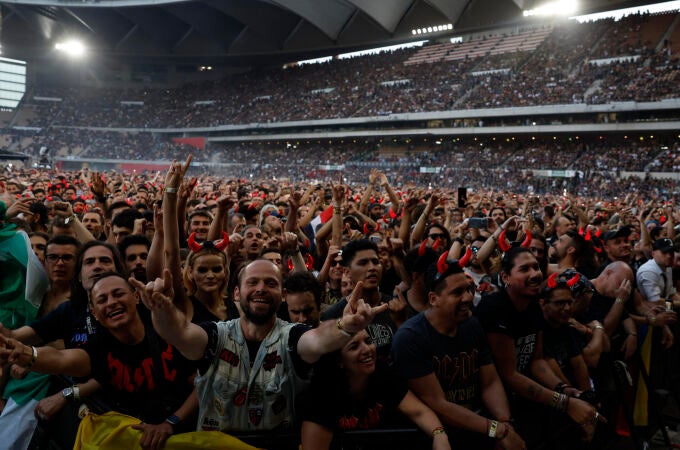 El público vibra durante el concierto de la banda AC/DC