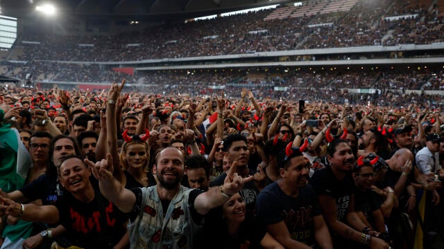 El público vibra durante el concierto de la banda AC/DC