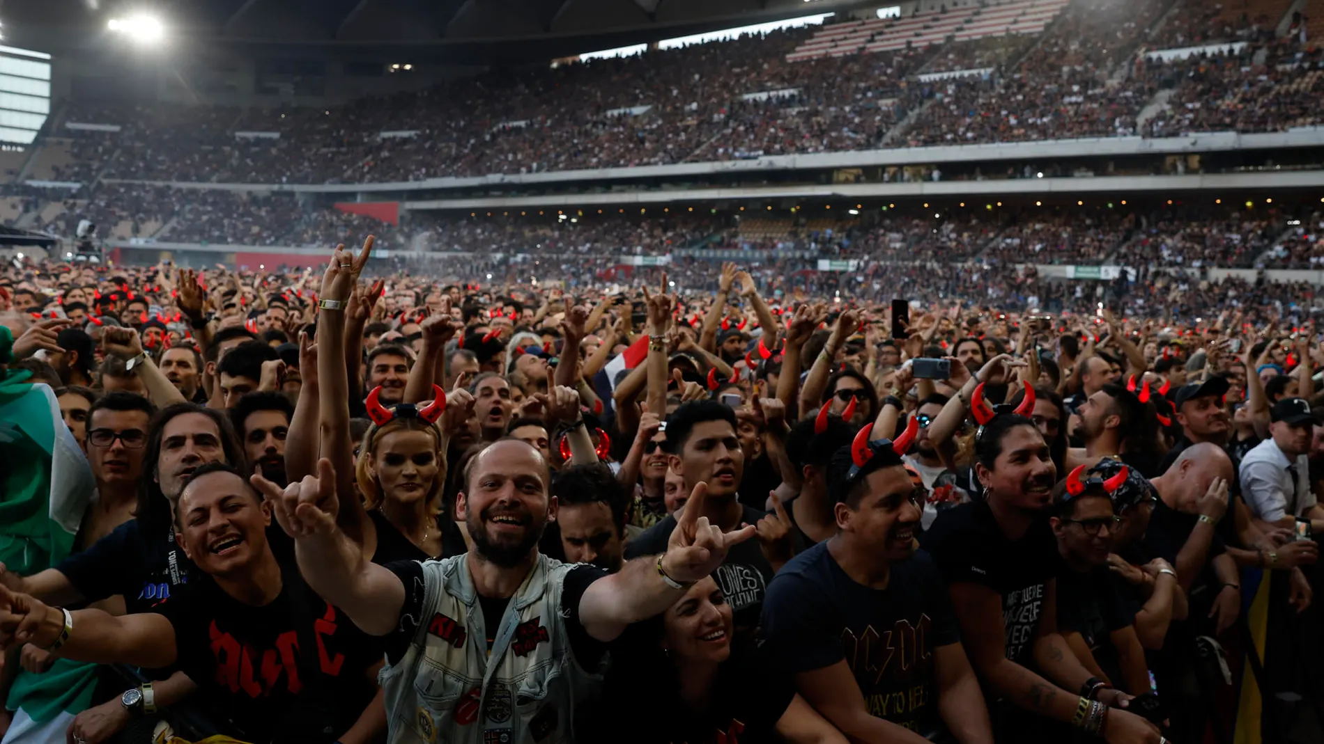 El público vibra durante el concierto de la banda AC/DC