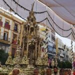La Custodia a su paso por la plaza de San Francisco, en Sevilla