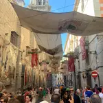 La calle Arco del Palacio de Toledo decorada con motivo del Corpus Christi