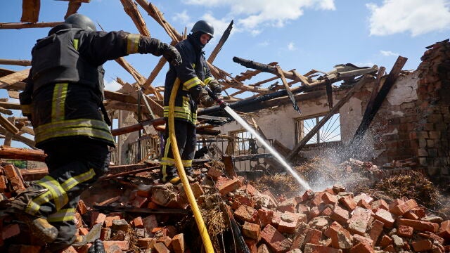 Misiles rusos destruyen un centro de veteranos del Ejército cerca de Járkiv