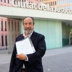 David Aineto, abogado de Palanques, frene a los juzgados barceloneses en los que ha registrado la petición de acogerse a la amnistía para su cliente
