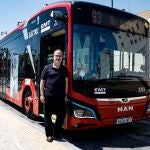 Nace un bebé en un autobús de EMT València en un parto asistido por el padre y el pasaje