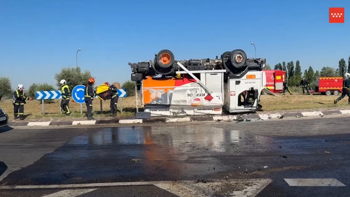 Madrid: vuelca un camión en la M-404 y vierte 500 litros de gasoil sobre la calzada