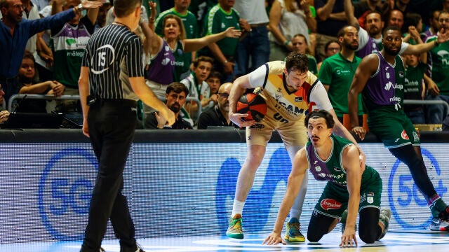 Rodions Kurucs, el mejor del partido, ayuda a levantarse a Nihad Đedović