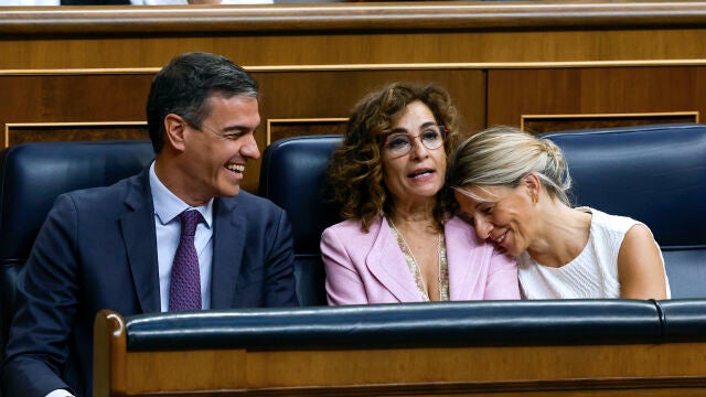 Pedro Sánchez, con las vicepresidentas Montero y Díaz