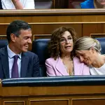 Pedro Sánchez, con las vicepresidentas Montero y Díaz