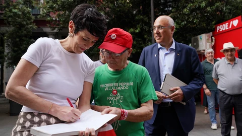 La ministra de Inclusión, Seguridad Social y Migraciones, Elma Saiz, visita la Caseta Electoral del PSOE Valladolid