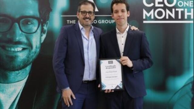 El presidente de Adecco España, Iker Barricat, y el joven elegido por el programa "Ceo por un mes", Jorge Alagón