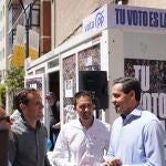 De la Hoz conversa con Conrado Íscar y varios simpatizantes en la caseta electoral del PP en Valladolid