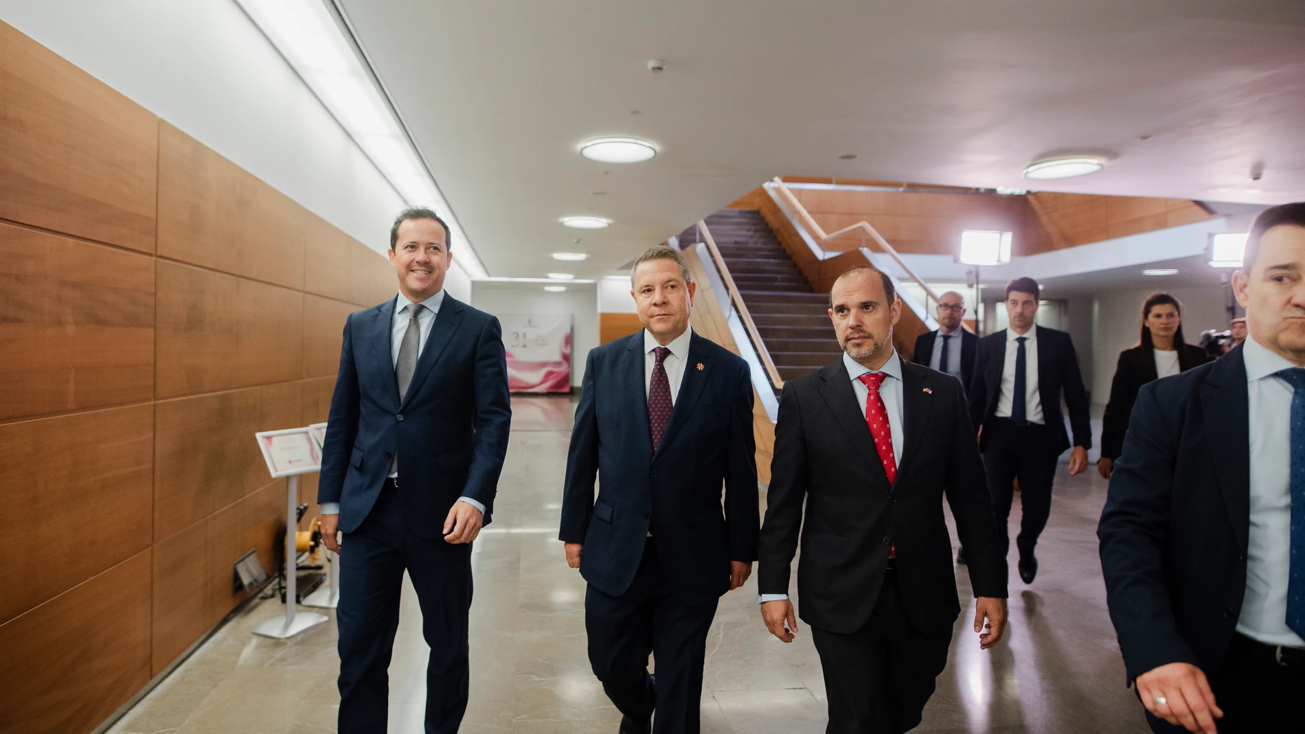 El alcalde de Toledo, Carlos Velázquez (1i); el presidente de Castilla-La Mancha, Emiliano García-Page (2i), y el presidente de las Cortes de Castilla-La Mancha, Pablo Bellido (3i), a su llegada al acto institucional del Día de Castilla-La Mancha, en el Palacio de Congresos 'El Greco', a 31 de mayo de 2024, en Toledo, Castilla-La Mancha (España). García-Page preside hoy el acto institucional del Día de Castilla-La Mancha que alcanza su cuadragésima edición y que se desarrolla bajo el lema ‘Ca...