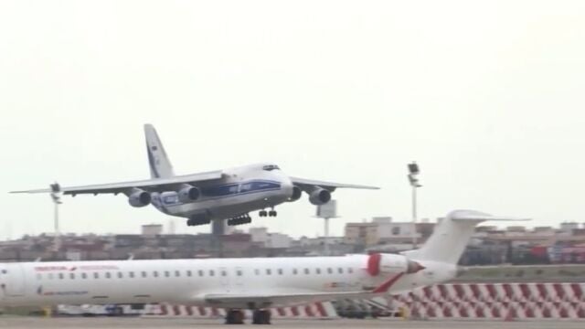 Un avión aterriza en el aeropuerto de Manises (Valencia)