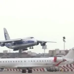 Un avión aterriza en el aeropuerto de Manises (Valencia)